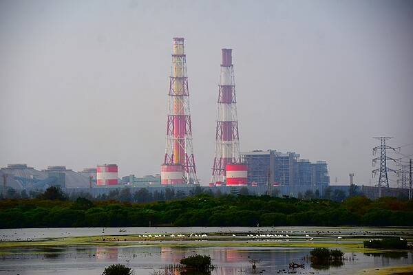 興達電廠的燃煤量與南部空氣品質息息相關，台電表示，興達電廠燃煤機組去年冬天起已執行減量措施。 圖／聯合報系資料照片