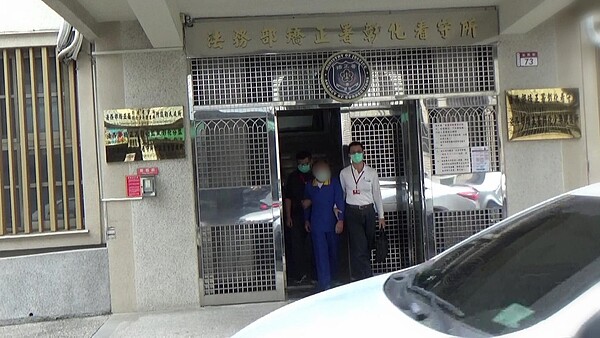 梁姓男子(左)逃漏稅又意脫產,被執行署彰化分署聲請管收獲准,他的妻子先前已被管收,夫妻先後被管收是全國首例。照片/執行署彰化分署提供