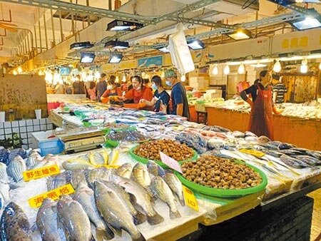 嘉義縣布袋鎮布袋觀光魚市場人潮減少,嘉義區漁會24日決議調降5至7月的租金,助攤商度過難關。(張毓翎攝)