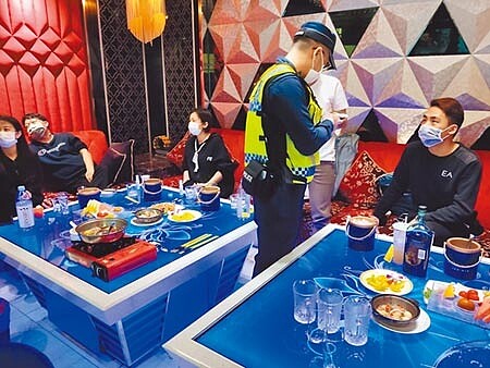 酒店、舞廳因為防疫需求而停業,不少工作人員擔心沒有投保勞保,無法申請相關補助。(資料照片)