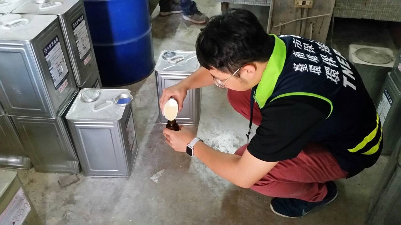 台南市環保局抽測工廠原料，減少揮發性有機物造成的汙染。記者鄭惠仁／攝影