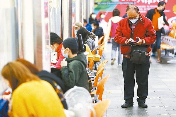 全台無薪假人數激增，勞動部急推多項紓困方案，但因方案太多，不少民眾霧煞煞，許多人專程到勞保局詢問，才了解勞工紓困方案非勞保局承辦。 記者杜建重／攝影