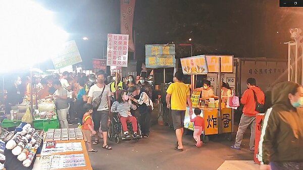 政府擔心夜市成防疫缺口,要求相關單位到夜市宣導保持社交安全距離。圖/北斗警分局提供