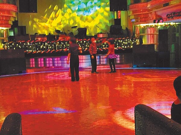 高雄市加強防疫,八大行業即起實施實名制。(高市衛生局提供/柯宗緯高雄傳真)