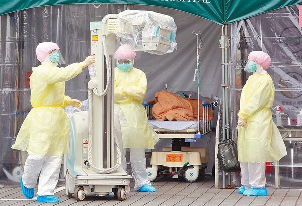 高雄市長韓國瑜日前宣布將針對第一線防疫人員4000多位醫護人員篩檢，他表示，主要是感謝辛苦醫護，一切尊重當事人，採志願參加，但需待中央核准後，高市府才可伸出援手。（本報資料照片）