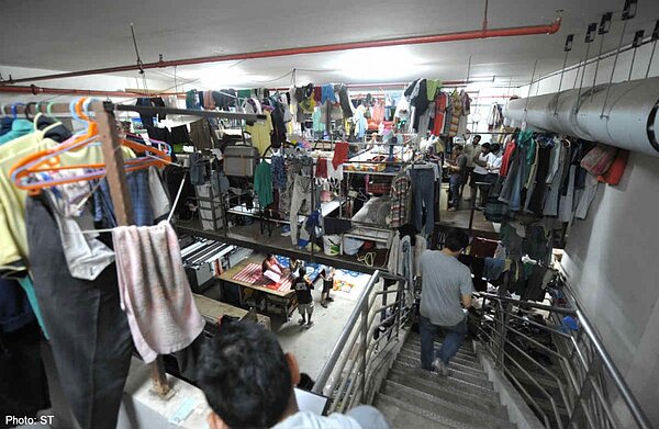 新加坡移工宿舍空間狹小,難以避免群聚感染疑慮。圖/取自網路