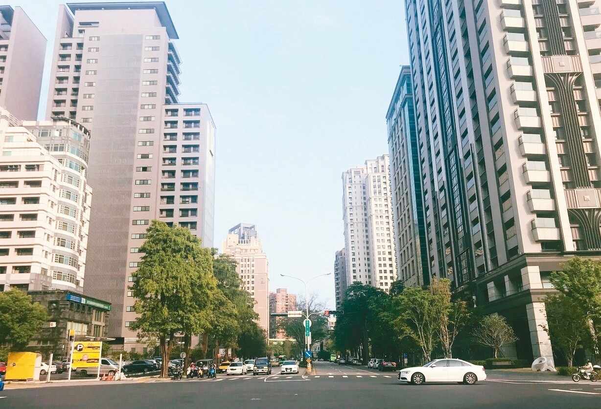 住商機構依據六都公布之買賣移轉棟數及家戶數,統計第一季各都的家戶購屋比,六都中以桃園市及台中市的買氣最強勁,桃園市家戶購屋比1.17%、台中市1.06%,代表每100戶就有1戶買房子。 記者游智文/攝影