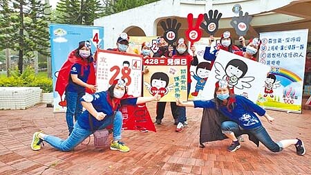北台中家扶中心戴上口罩與家扶兒保娃娃上街頭,提前響應428兒童保護日。(陳淑娥攝)