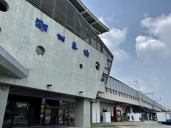 台鐵局將給予車站商場業者3個月租金及定額權利金補貼,圖為台鐵潮州火車站及商場。圖/聯合報資料照片