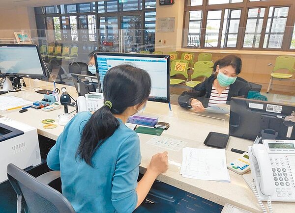民眾申請口罩輸出許可證時,查驗發現親屬身分證資料無法串聯,可請戶政事務所協助。(竹市府提供/邱立雅竹市傳真)