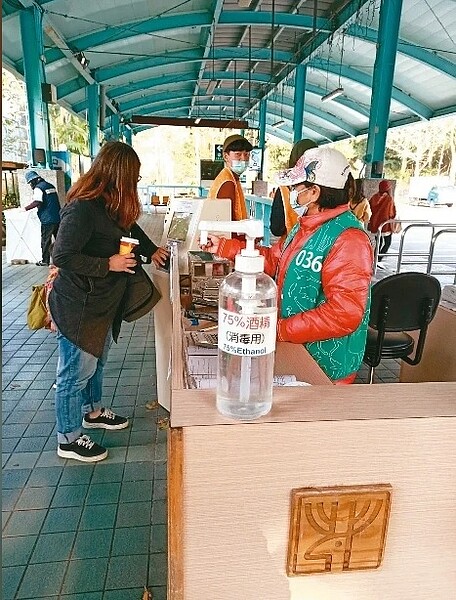 北市動物園加強防疫，各館區提供消毒酒精供遊客使用。 圖／台北市立動物園提供