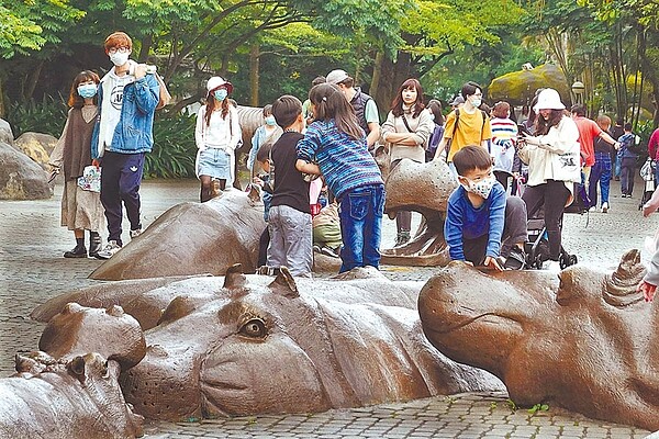受到天氣陰雨的影響,25日前往台北市立動物園參觀的民眾較少,但河馬廣場仍有不少遊客逗留休憩,自4月28日開始動物園將啟動實名制防疫措施,進入之市民以紙本登記或刷卡之方式紀錄。(姚志平攝)