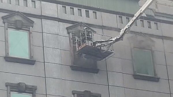 據了解火警發生在5樓包廂處，仍有民眾受困其中，警消派員全力搶救中。圖／截自臉書