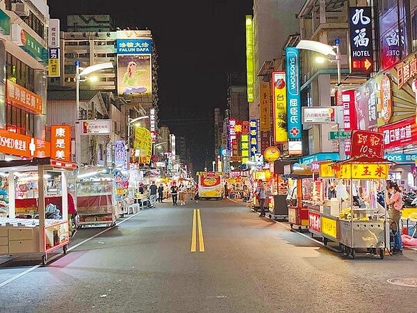 高雄六合夜市近來一片冷清,攤商期待五一連假人潮回流,但也坦言想歸想,「遊客還是不敢出門」。(柯宗緯攝)