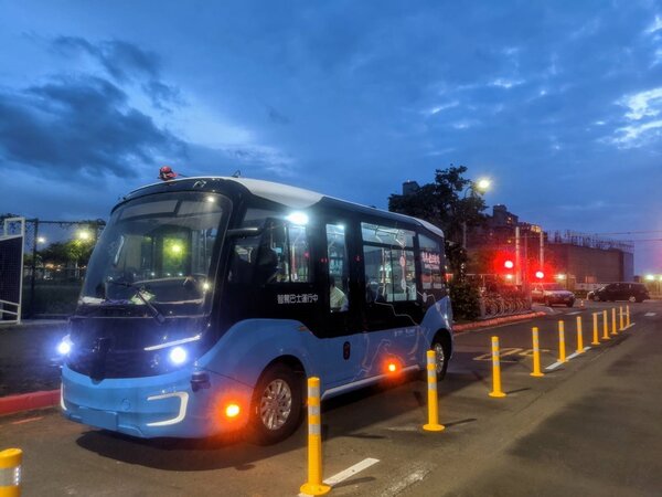 全國第一個將智駕電動巴士導入公共運輸系統測試運行計畫啟動。圖／新北市交通局提供