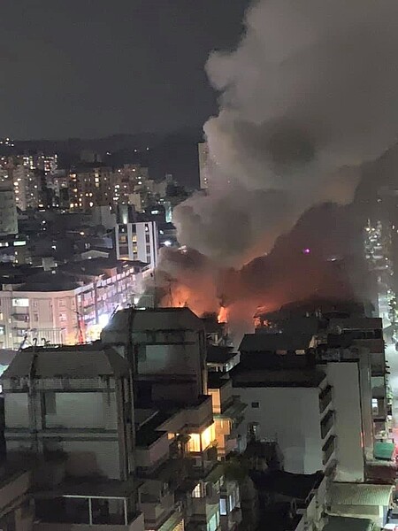 北市文山區木新路二段晚間傳出火警,一處頂樓加蓋的4樓公寓因不明原因起火。圖/取自臉書木柵社團