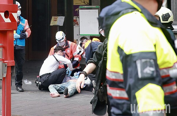 台北市中山區林森北路錢櫃KTV發生火警,有受困民眾送醫時已失去意識。記者黃義書/攝影