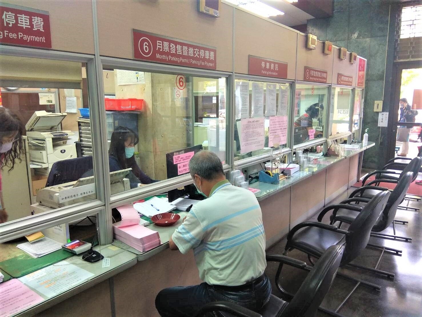 購買停車月票民眾。圖／台中市交通局提供