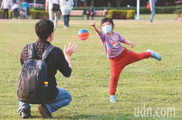 明天影響台灣多天的華南雲雨帶就會逐漸東移遠離,隨後較乾的空氣南下,天氣可望逐漸趨於穩定。聯合報資料照片
