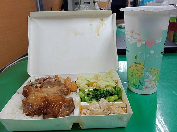 雲林縣推動防疫旅館,費用包含一天三餐,有入住者嫌菜色選擇太少;圖為旅館提供的便當與珍奶。記者陳雅玲/翻攝