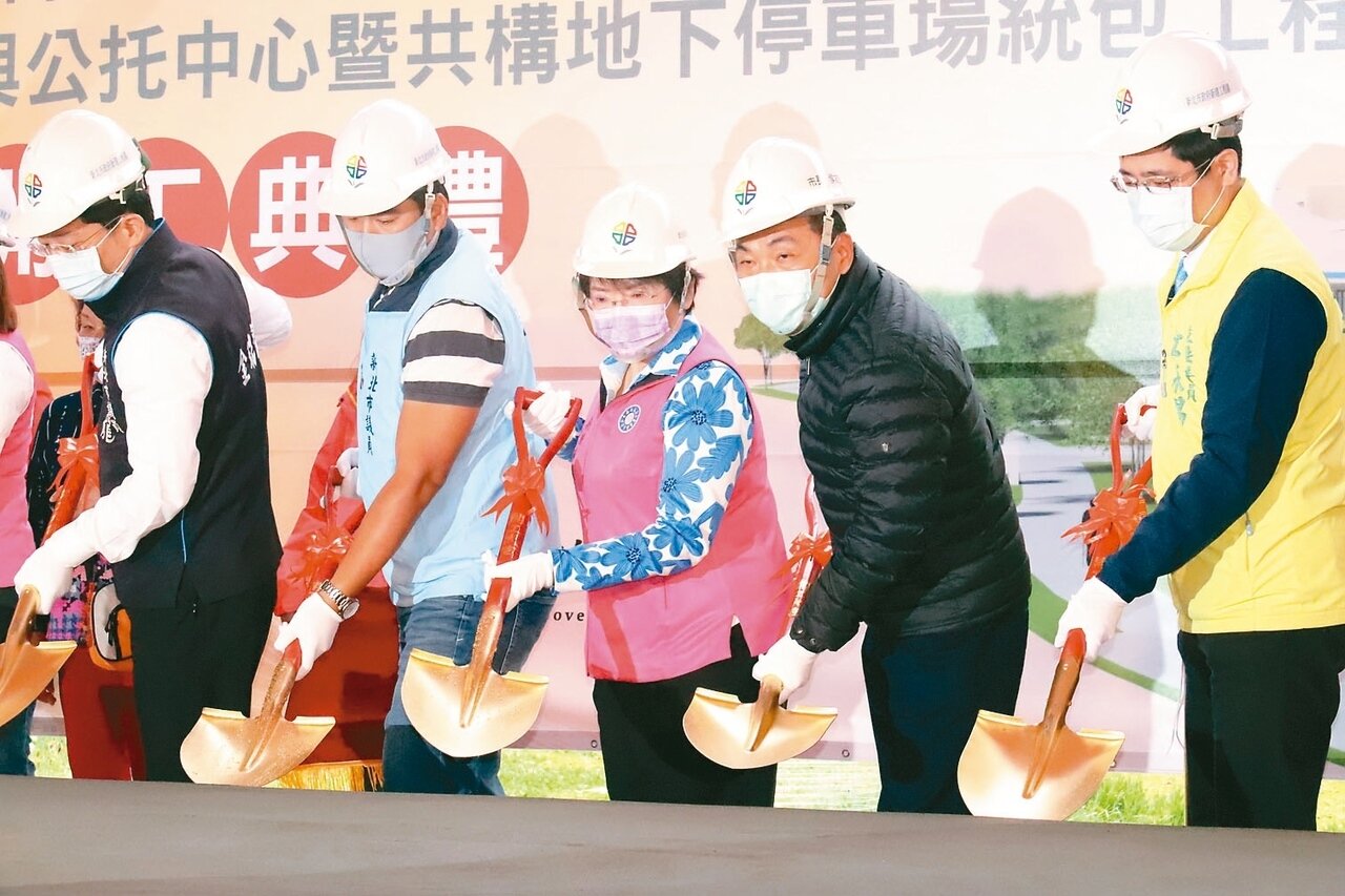 新北市長侯友宜(右二)昨參加佳和公園新建幼兒園與公托中心暨地下停車場統包工程動土典禮。 記者胡瑞玲/攝影