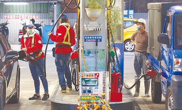 中油公布，今日汽、柴油每公升大幅調降0.9元及1元，95無鉛汽油大跌至17.6元，柴油也跌到13元，締造21年來最低紀錄。（本報資料照片）