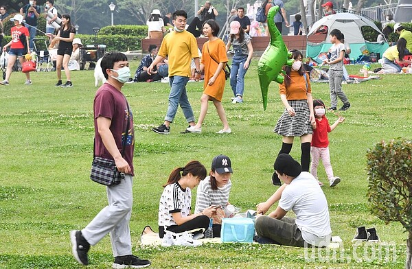 今白天北部及東半部高溫約22至26度,較為舒適,中南部高溫可達30度以上,屬溫暖微熱的天氣。聯合報資料照片