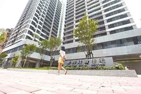 北市府近期對社宅承租戶研擬不同的方案，圖為鄰近北市南港車站的東明社會住宅外觀。（本報資料照片） 