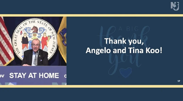 美國紐澤西州長墨菲公開感謝捐贈一百萬個醫療口罩,圖中的Angelo Koo就是台灣企業家辜仲瑩。(取自紐澤西州長記者會youtube頻道)