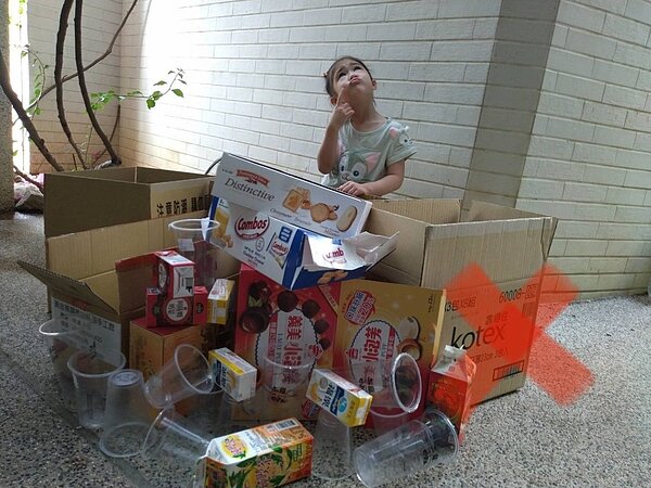 疫情造成廢紙與廢紙容器的回收量大增,台南市環保局提醒民眾要加上折疊,才是正確的回收方式。圖為錯誤方式/台南市環保局提供