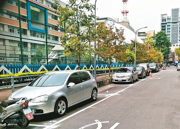 新北市板橋區長安街251巷的公有停車格,下月收費。 圖/新北交通局提供