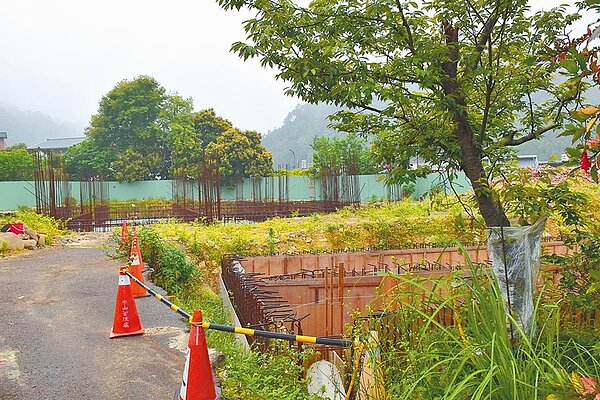 苗栗縣警局南庄分駐所新建工程停擺多時，工地先前架設的鋼筋都已生鏽。（謝明俊攝）