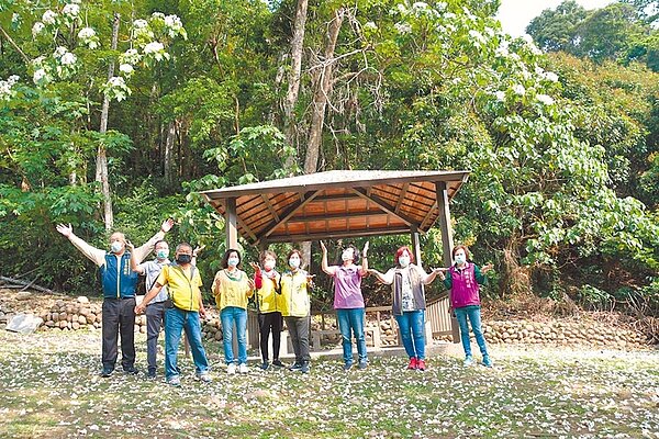 彰化縣長王惠美(右三)26日一早在村長、社區理事長等多人陪同下,前往芬園挑水古道探訪賞桐祕境。(謝瓊雲攝)