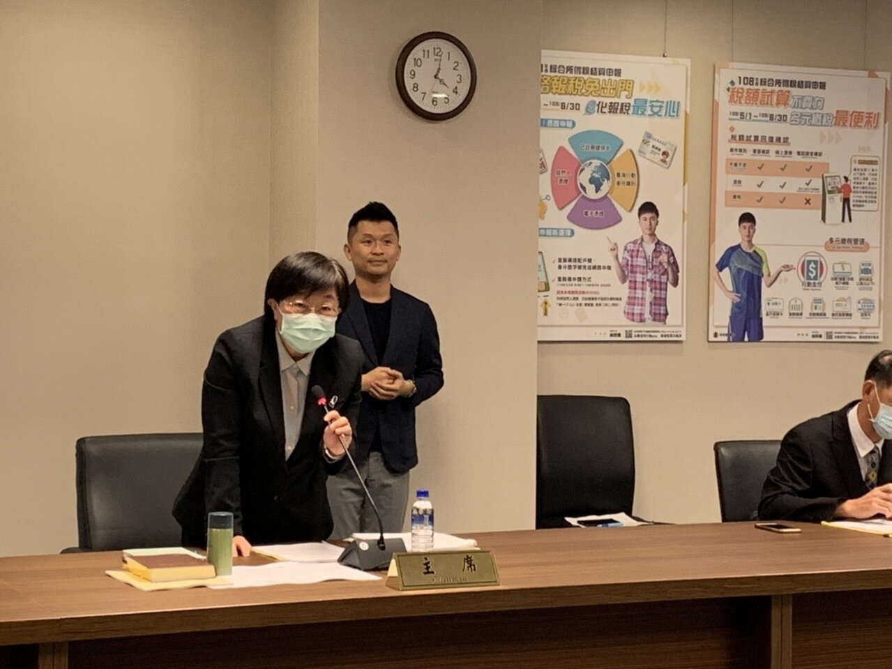 108年綜所稅結算申報期自今年5/1開始至6月30日止,賦稅署署長李慶華表示,今年受到新冠肺炎疫情影響,鼓勵大家透過網路報稅。若仍有親赴國稅局的需求,建議可先透過線上取號及預約查詢或報稅,各國稅局也會嚴格執行社交距離,並做到量體溫、戴口罩、噴酒精,做到安心防疫、安心報稅。 記者沈婉玉/攝影