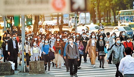 疫情蔓延,衝擊台灣景氣日益明顯,國發會昨日公布3月景氣轉為走向低迷的「黃藍燈」。(本報資料照片)