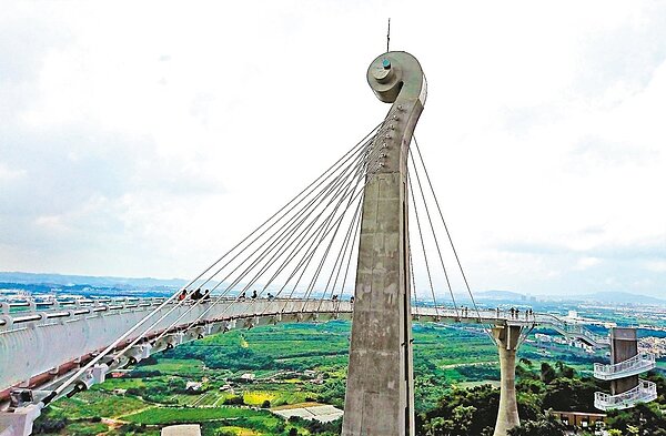 高雄市「崗山之眼」啟用後吸引百萬人潮到訪,立委邱志偉爭取興建纜車,串連地面與景點兩地交通。 圖/立委邱志偉服務處提供