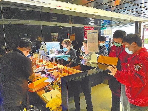 桃園市經發局、衛生局、建管處、警察局、消防局5個單位,組成聯合稽查小組,27日檢查桃園錢櫃、凱悅等KTV安檢和防疫等措施。(蔡依珍攝)