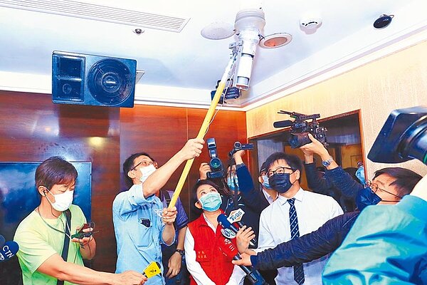 台中市長盧秀燕（左三）率隊稽查錢櫃KTV台中自由店消防安檢，因抽檢3個包廂，有2個包廂不及格，她當場要求整棟暫停營業。（陳淑芬攝）