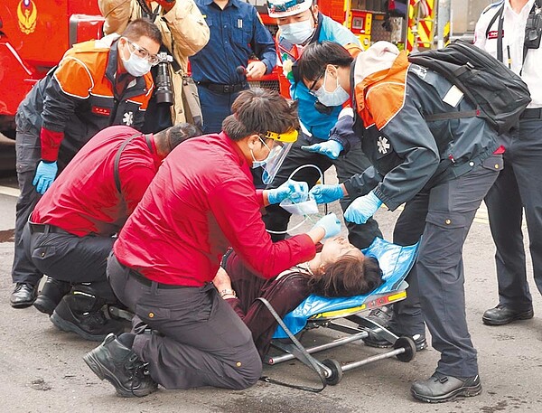 台北市林森北路錢櫃KTV大火,奪走5條人命,仍有2人命危、7人意識不清搶救中。圖為救出者送醫。圖/中時資料照