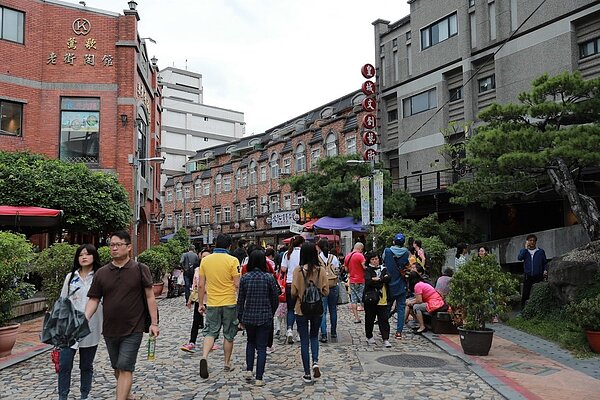 新北推商圈振興補助計畫,共6個商圈各獲得最高30萬元的補助款,圖為鶯歌商圈去年舉辦鶯歌嘉年華活動。圖 / 新北市經發局提供