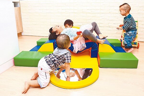 國健署建議家長選擇中等費力以上的親子活動,以拉近親子關係。圖/中時資料照