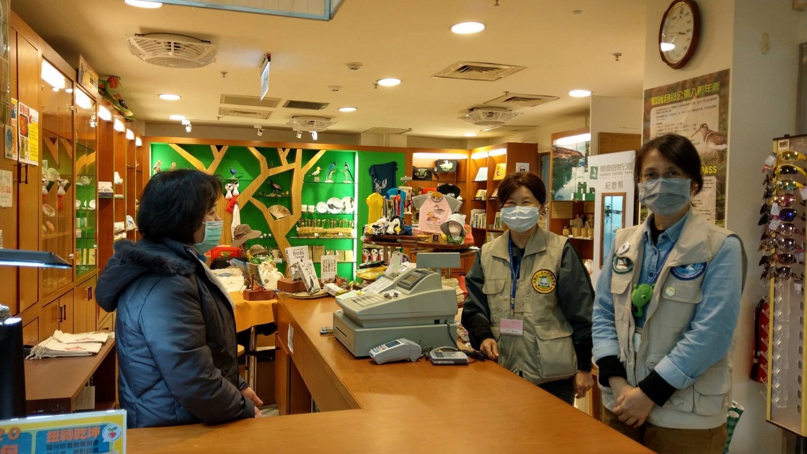 關渡自然公園園區工作人員配戴口罩服務民眾。圖／台北市動保處提供
