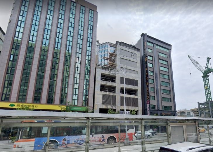 松江南京站捷13聯開案多次流標，臨時建物荒廢如鬼屋，與周遭的商辦大樓格格不入。圖／翻攝自Google Map