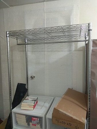 民眾分享自己租屋處有道暗門藏在衣架後方,讓他心生好奇,不知裡頭到底是什麼用途?圖/取自PTT