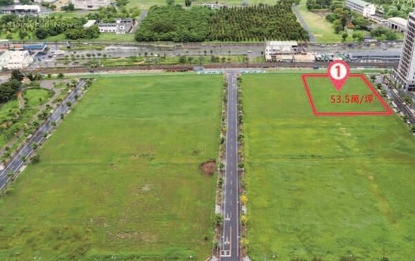 台南市地政局28日舉辦今年第一次土地標售，其中東區的新都心段的2標4筆土地，底價合計約為11.55億，由達麗建設以總價16.6億全部拿下。照片台南市地政局提供
