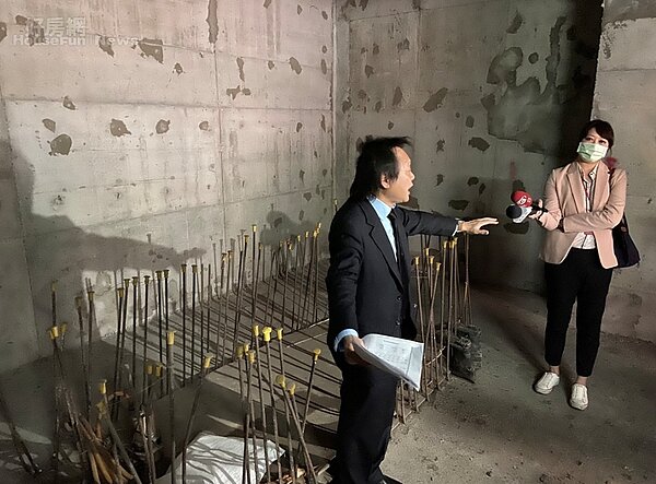 台北市捷運松江南京站旁的捷運聯開案臨時建物，已經閒置6年，台北市議員王世堅抨擊市府擺爛。照片王世堅議員辦公室提供