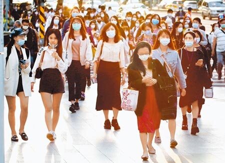 新冠肺炎疫情延燒,重創各產業,勞動部「安心就業計畫」刪除雇主的配偶或直系血親不得申請補貼的規定。(本報資料照片)