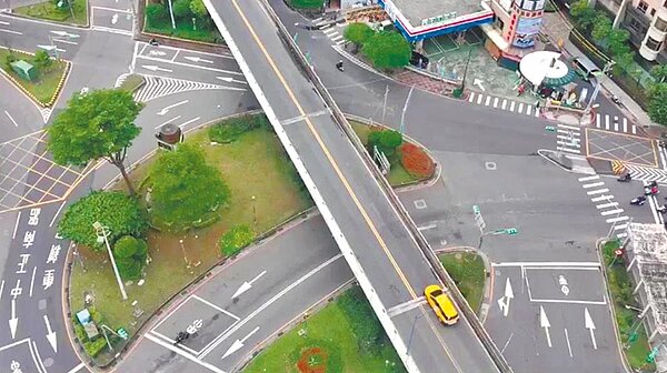 新北市交通局28日提報2020易肇事優先改善路口，三重重新路三段與中正北路口去年發生68件事故，是這次榜首。圖／新北市交通局提供