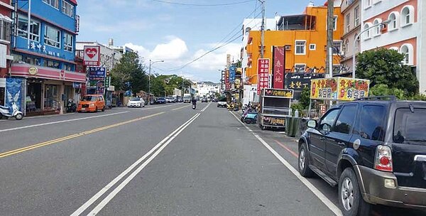 墾丁大街平日人車稀少的現象，業者預估，五一連假恐無法再看到川流不息的情況。圖／業者提供
