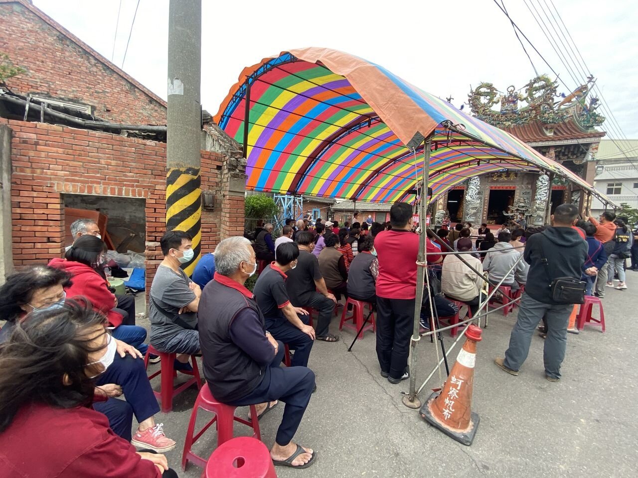 台中市龍井區龍津里蚵竂地區110戶居民遭訴拆屋還地，立委陳柏惟、台中市議員黃守達等人今天在龍井蚵寮奉天宮活動中心召開公聽說明會。記者趙容萱／攝影`